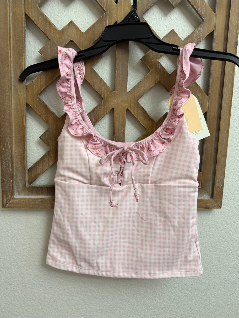 Blogilates Women's Ruffle Lace
Up Tank Top - Pink Gingham
Small- nwt